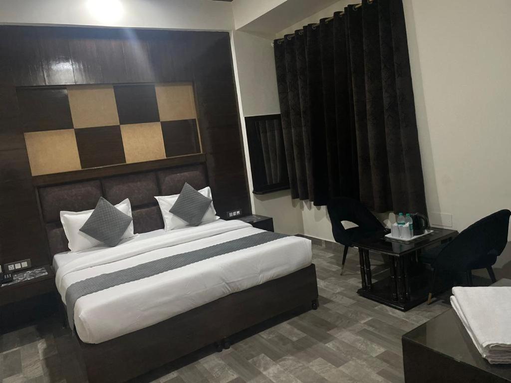 Hotel Radiance Delhi  Buitenkant foto
