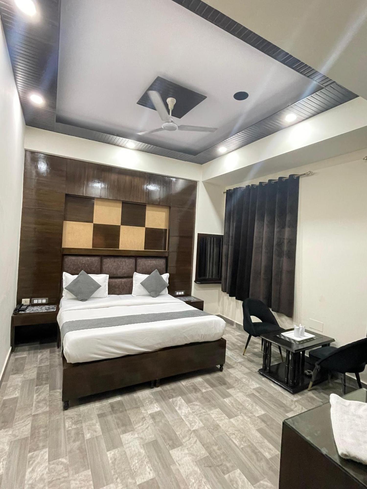 Hotel Radiance Delhi  Buitenkant foto