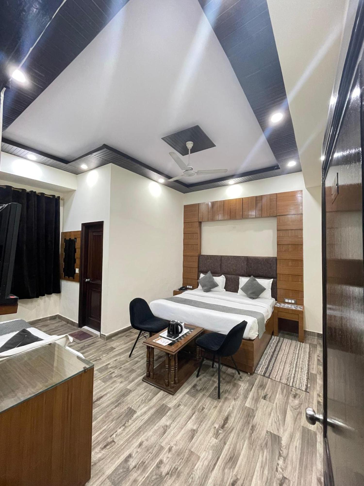 Hotel Radiance Delhi  Buitenkant foto