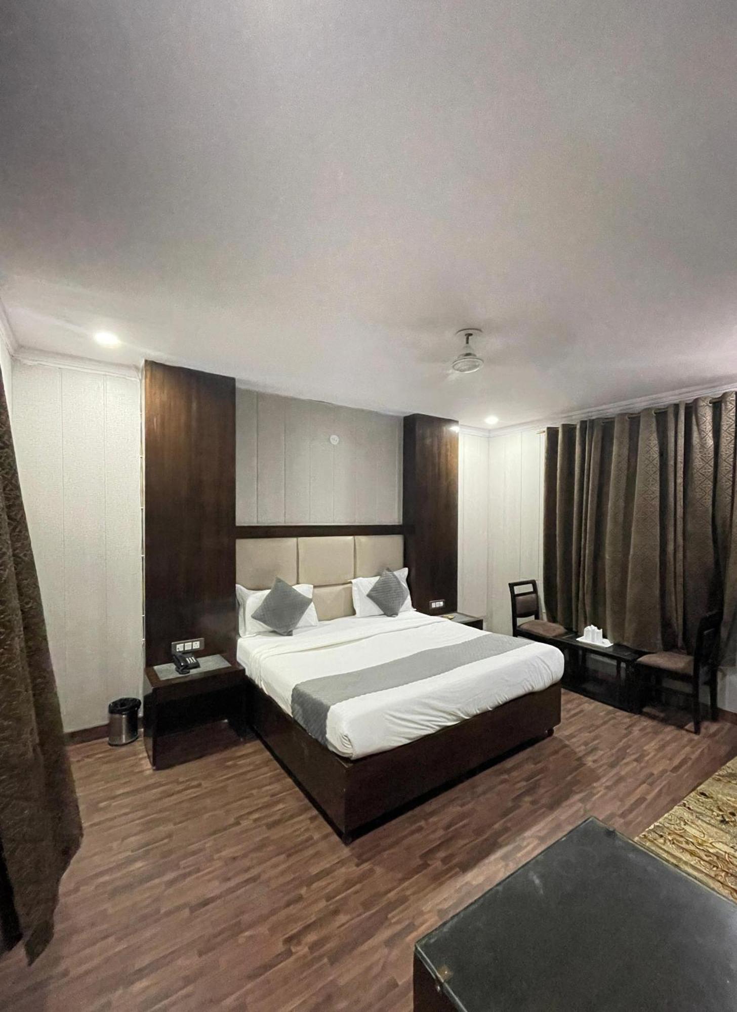 Hotel Radiance Delhi  Buitenkant foto
